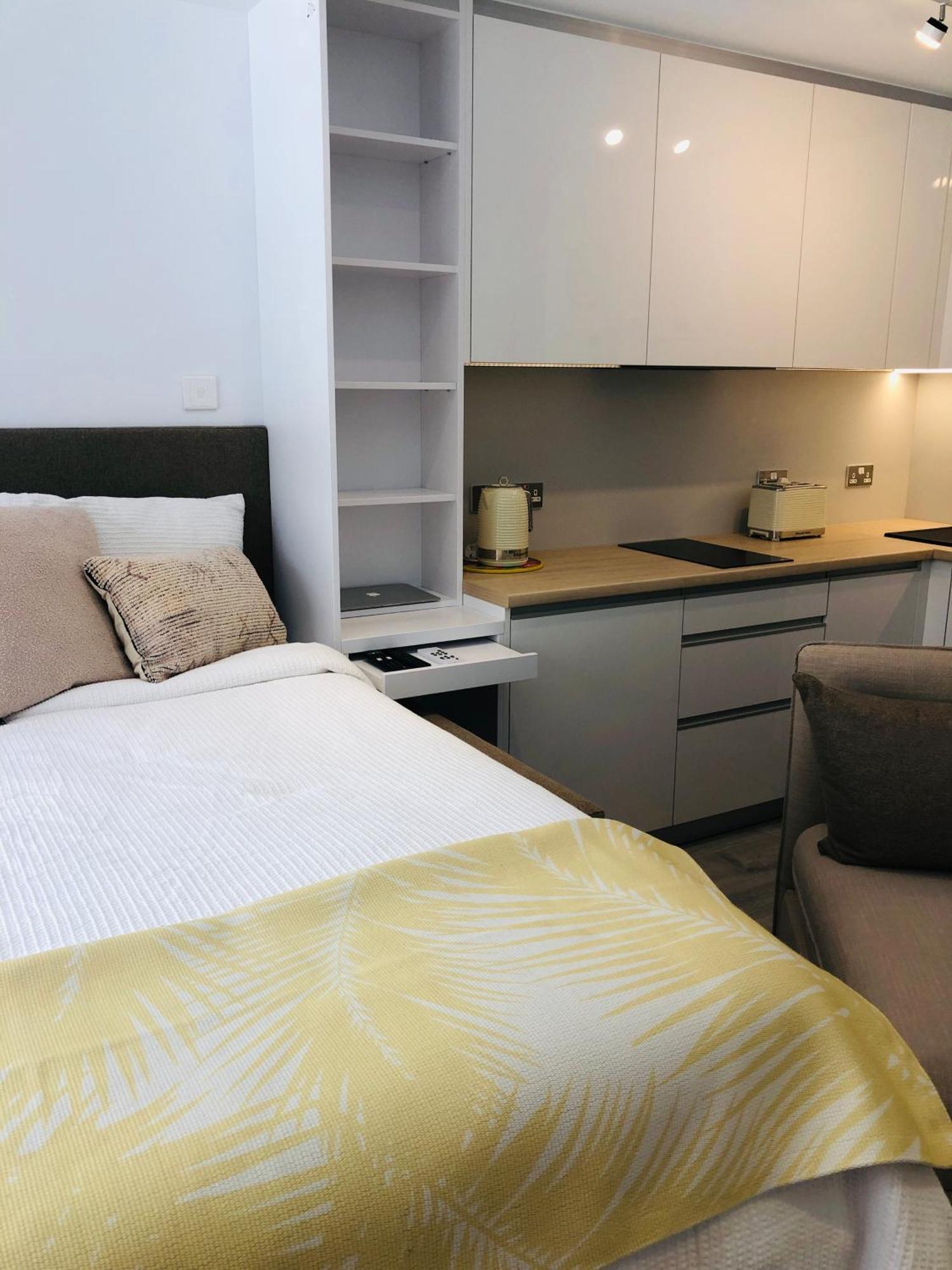 Cp High Floor Luxury Studio Sleeps 3 直布罗陀 外观 照片